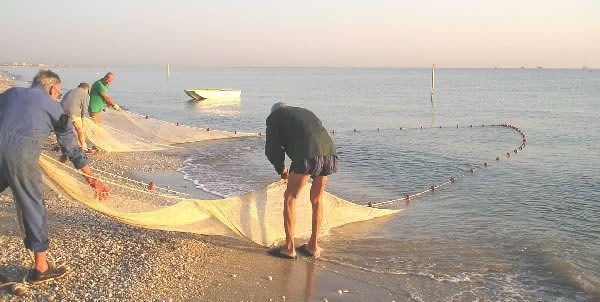 All’alba lo spettacolo della pesca con la Tratta