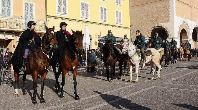 La Piazza invasa dagli animali per la benedizione del Vescovo